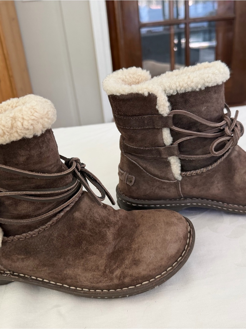 Ugg’s Women’s Brown Suede Shearling-Lined Winter Boots Sz 9 - Picture 3 of 11